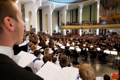 Blisko 1200 chórzystów i orkiestra symfoniczna Filharmonii Podkarpackiej to koncert galowy 9. Krajowego Kongresu Polskiej Federacji Pueri Cantores. 9 września o godz. 19.30 w Katedrze Rzeszowskiej podczas dwugodzinnego koncertu wystąpiły 33 chóry z Polski, Litwy, Łotwy, Ukrainy i Węgier oraz Orkiestra Symfoniczna Filharmonii Podkarpackiej. Muzykami dyrygowali: Wiesław Delimat i Marcin Florczak. Podczas koncertu uczestnicy wysłuchali utworów m.in. Haendla, Haydna oraz hymny kongresów Polskiej Federacji Pueri Cantores. Szczególnie oklaskiwane było premierowe wykonanie hymnu kongresu w Rzeszowie – utwór pt. „Da pacem, Domine” Dominika Lasoty – kompozytora z Rzeszowa. W koncercie uczestniczyli m.in.: bp Jan Wątroba, bp Kazimierz Górny i bp Edward Białogłowski. fot. ks. Tomasz Nowak