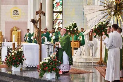 „Młodzieńcze, wstań!” – pod takim hasłem 5 września 2020 r. spotkała się młodzież zrzeszona w katolickich ruchach i stowarzyszeniach na Diecezjalnym Dniu Młodych w naszej Katedrze. W spotkaniu uczestniczyli również harcerze i skauci oraz dorośli z Domowego Kościoła. Dzień Młodych był okazją do podsumowania wakacyjnych rekolekcji i obozów.  Dzień Młodych przebiegał w dwóch etapach. Przed południem członkowie ruchów i stowarzyszeń zebrali się w pięciu różnych miejscach: Katolickie Stowarzyszenie Młodzieży w Domu Rekolekcyjnym bł. Karoliny Kózkówny w Rzeszowie, Ruch Apostolstwa Młodzieży w kościele św. Rocha w Rzeszowie, Ruch Światło-Życie w katedrze, Liturgiczna Służba Ołtarza w kościele parafialnym w Zaczerniu, harcerze i skauci w kościele św. Józefa Sebastiana Pelczara w Rzeszowie.  O godzinie 15.30 członkowie wszystkich stowarzyszeń i ruchów spotkali się na Mszy św. w katedrze rzeszowskiej. Eucharystii, którą koncelebrowało 20 księży, przewodniczył bp Kazimierz Górny. Homilię wygłosił ks. Tomasz Ryczek, diecezjalny duszpasterz młodzieży i diecezjalny asystent KSM.  Na zakończenie Mszy św. bp Kazimierz Górny poświęcił świece, które wręczył nowym parom rejonowym oraz diakoniom Domowego Kościoła.  Tegoroczny Diecezjalny Dzień Młodych odbył się po raz szósty. W minionych latach diecezjalne duszpasterstwo młodzieży przygotowywało szerszą formułę obejmująca dwu albo trzydniowe spotkania. W 2015 i 2016 roku Dni Młodych odbyły się w Cmolasie, a w kolejnych dwóch latach w Parku Papieskim w Rzeszowie. Diecezjalne Dni Młodych są okazją do podsumowania i dziękczynienia za wakacyjne rekolekcje i obozy oraz do wprowadzenia w systematyczną pracę.  fot. ks. Tomasz Nowak