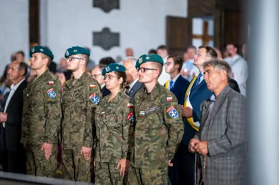 W środę 13 września przeżywaliśmy kolejne w tym roku Nabożeństwo Fatimskie. O godz. 18.40 zostały przedstawione prośby i podziękowania do Matki Bożej Fatimskiej, w intencji których sprawowana była także Msza Święta. Eucharystii przewodniczył i homilię wygłosił ks. Marek Kotwa – wikariusz parafii pw. Św. Michała Archanioła w Rzeszowie. Po Mszy Świętej wyruszyła procesja z figurą Matki Bożej, podczas której modlitwę różańcową prowadzili przedstawiciele parafii pw. Św. Jadwigi Królowej wraz ze swoimi duszpasterzami: ks. Tomaszem Gałuszką oraz ks. Łukaszem Mariuszycem, zaś figurę Matki Bożej nieśli przedstawiciele Bractwa św. Michała Archanioła, Rycerzy Kolumba oraz Związku Strzeleckiego "Strzelec". Modlitwę ubogaciła obecność Orkiestry Dętej pod dyrekcją Tadeusza Cielaka. Nabożeństwo zakończył Apel Jasnogórski. fot. Jola Warchoł