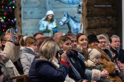 W niedzielę 22 stycznia 2023 r. podczas Mszy Świętej o godz. 12.00 posługę muzyczną podjął nasz Katedralny Chór Chłopięco-Męski „Pueri Cantores Resovienses” pod dyrekcją Edyty Kotuli oraz Angeliki Pacuty. Po Eucharystii miał miejsce koncert Chóru, w którego programie znalazł się bogaty repertuar kolęd, pastorałek i bożonarodzeniowych pieśni. 
Podczas koncertu wystąpili gościnnie: sopranistka – Katarzyna Bembenek wraz z akompaniatorem – Grzegorzem Mazurem oraz skrzypek Paweł Dubiel, któremu towarzyszył chórzysta i pianista – Maksymilian Rogóż.
fot. Joanna Prasoł
