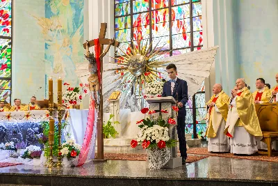 Uroczystość Chrystusa Króla to także święto Akcji Katolickiej i KSM-u. Centralnej uroczystości w Katedrze przewodniczył biskup diecezjalny Jan Wątroba. Eucharystię koncelebrowało 25 księży, wśród nich ks. Stanisław Potera – asystent diecezjalny AK i ks. Tomasz Ryczek – asystent diecezjalny KSM. Po wyznaniu wiary 88 młodych osób złożyło przyrzeczenie Katolickiego Stowarzyszenia Młodzieży. Obrzęd przyrzeczenia prowadził Paweł Grodzki – prezes KSM Diecezji Rzeszowskiej. Ceremonia zakończyła się odśpiewaniem hymnu KSM i zawołaniem: „Przez cnotę, naukę i pracę, służyć Bogu i Ojczyźnie, Gotów!”

Po Komunii św. bp Jan Wątroba, razem z ks. Stanisławem Poterą, wręczył nominacje 20 nowym prezesom oddziałów parafialnych Akcji Katolickiej. Krótkie przemówienia wypowiedzieli kolejno: Jeremi Kalkowski – prezes Zarządu Diecezjalnego Instytutu AK i Paweł Grodzki.

Po Komunii św. wszyscy zebrani uklękli przed Najświętszym Sakramentem. Biskup Ordynariusz odczytał Jubileuszowy Akt Przyjęcia Jezusa Chrystusa za Króla i Pana.

Po Mszy św. bp Jan Wątroba wręczył odznaki i legitymacje nowym członkom KSM.

fot. Fotografiarzeszow