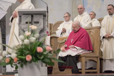 W kościele katedralnym w Rzeszowie bp Jan Wątroba przewodniczył Mszy św., która zainaugurowała fazę diecezjalną ogólnokościelnego synodu biskupów, który przebiega pod hasłem “W stronę Kościoła synodalnego. Komunia. Uczestnictwo. Misja”. W Eucharystii uczestniczył również bp Kazimierz Górny, kapłani odpowiedzialni za poszczególne duszpasterstwa w diecezji, siostry zakonne i świeccy.  Przed rozpoczęciem Eucharystii, ks. dr Rafał Flak, który jest dyrektorem wydziału duszpasterskiego, a także diecezjalnym koordynatorem synodu, wyjaśnił wiernym zebranym w katedrze czym jest rozpoczęty synod i jaka jest jego problematyka oraz jakie są oczekiwania Ojca Świętego, który zainicjował to wydarzenie.  “Synod jest synodem o tym, jaki teraz jest Kościół, jak bardzo jest prawdziwą wspólnotą i co możemy zrobić, żeby bardziej spełniał swoją misję. Synod ma tworzyć przestrzeń do wspólnej modlitwy i rozmowy oraz skłonić do zastanowienia się, jak wygląda nasze “podążanie razem”, bo to jest znaczenie terminu “synod”. Co jest w nim wyjątkowe? Że nie jest synodem wyłącznie biskupów, ale wszystkich wiernych” – podkreślał ks. Flak .  Powołując się na “Vademecum synodu o synodalności”, ks. Rafał Flak mówił, że na etapie diecezjalnym synodu konieczne jest doprowadzenie do spotkania na linii duchowni-świeccy, by nawzajem wypowiedzieć konstruktywne uwagi o Kościele dzisiaj. “Vademecum mówi także o tym, opisując dziewięć pułapek, w które można wpaść, organizując synodalne rozmowy. To na przykład słuchanie tylko tych, którzy już są zaangażowani w działalność Kościoła, skupianie się na sobie i na naglących troskach, dostrzeganie tylko “problemów” albo patrzenie na synodalność jak na “korporacyjne ćwiczenie strategiczne”, nie jak na proces duchowy, któremu przewodzi Duch Święty”.  W homilii bp Jan Wątroba powiedział, że synod jest “pójściem wspólną drogą”, na której znajdują się wierni tworzący Kościół i Chrystus będący centrum Kościoła. “Synod towarzyszy Kościołowi od samego początku istnienia, dlatego nie jest czymś nowym. To w taki wspólnotowy sposób, poprzez słuchanie Ducha Świętego, Kościół przez wieki był konfrontowany z różnymi wydarzeniami, zagrożeniami i wyzwaniami i w ten sposób je podejmował, rozwiązywał i podejmował ważne decyzje oraz dokonywał wyboru. Zawsze działo się to i dzieje dzisiaj przy wzywaniu Ducha Świętego i słuchaniu Go” – mówił bp Wątroba.  Biskup Rzeszowski podkreślał również, że Ojciec Święty Franciszek zaprosił cały Kościół, cały lud Boży, czyli wszystkich ochrzczonych niezależnie w jakim żyją stanie, środowisku, bez względu na to jaki jest poziom ich życia moralnego, jakie jest ich aktualne zaangażowanie w życie Kościoła. Wszyscy na mocy chrztu świętego są odpowiedzialni za Kościół, za jego kształt, misję, owocność jego działania oraz za to, na ile Kościół jest tym i taki jakim go chciał mieć Jezus. Wszyscy zatem jesteśmy odpowiedzialni za to, na ile nasz Kościół jest “jakby sakramentem zbawienia”, czyli “widzialnym znakiem, niewidzialnej łaski”. Więc każdy jest zaproszony do udziału w synodzie, którego kluczem oprócz słowa “droga”, jest “spotkanie”, “słuchanie”, “rozeznawanie” – wyjaśniał bp Wątroba.  Na zakończenie homilii bp Jan Wątroba zaprosił wszystkich obecnych w katedrze, a także słuchaczy Katolickiego Radia VIA do włączenia się w modlitwę za synod i o dobre jego owoce.   fot. Małgorzata Ryndak