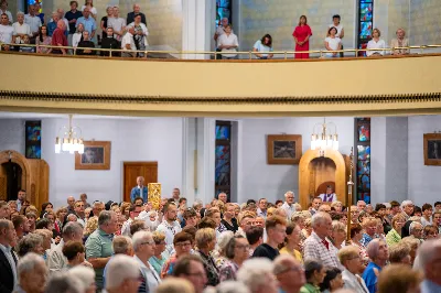 W środę 13 września przeżywaliśmy kolejne w tym roku Nabożeństwo Fatimskie. O godz. 18.40 zostały przedstawione prośby i podziękowania do Matki Bożej Fatimskiej, w intencji których sprawowana była także Msza Święta. Eucharystii przewodniczył i homilię wygłosił ks. Marek Kotwa – wikariusz parafii pw. Św. Michała Archanioła w Rzeszowie. Po Mszy Świętej wyruszyła procesja z figurą Matki Bożej, podczas której modlitwę różańcową prowadzili przedstawiciele parafii pw. Św. Jadwigi Królowej wraz ze swoimi duszpasterzami: ks. Tomaszem Gałuszką oraz ks. Łukaszem Mariuszycem, zaś figurę Matki Bożej nieśli przedstawiciele Bractwa św. Michała Archanioła, Rycerzy Kolumba oraz Związku Strzeleckiego "Strzelec". Modlitwę ubogaciła obecność Orkiestry Dętej pod dyrekcją Tadeusza Cielaka. Nabożeństwo zakończył Apel Jasnogórski. fot. Jola Warchoł