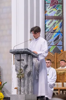 O świcie w Niedzielę Zmartwychwstania została odprawiona uroczysta Mszy św. w rzeszowskiej katedrze. Eucharystię poprzedziła procesja rezurekcyjna z Najświętszym Sakramentem. W oprawie muzycznej celebracji wziął udział katedralny chór chłopięco-męski Pueri Cantores Resovienses oraz katedralna orkiestra dęta.
Dnia 31 marca 2024 r. o godz. 6 w rzeszowskiej katedrze na rozpoczęcie procesji rezurekcyjnej rozbrzmiało zawołanie: „Chrystus zmartwychwstał, prawdziwie zmartwychwstał”. Wyrazem radości paschalnej była procesja z Najświętszym Sakramentem dokoła katedry z udziałem licznie zgromadzonych wiernych, straży grobowej i orkiestry dętej.
Po zakończonej procesji, została odprawiona uroczysta Eucharystia pod przewodnictwem ks. Krzysztofa Gołąbka, prepozyta rzeszowskiej kapituły katedralnej i proboszcza miejscowej wspólnoty parafialnej. Homilię wygłosił ks. Michał Rurak, penitencjarz kapituły, który zachęcał do zgłębiania tajemnicy zmartwychwstania.

„Zmartwychwstania jest czymś jedynym i wyjątkowym w swoim rodzaju. Łatwo napisać i powiedzieć czym zmartwychwstanie nie jest. Ale napisać i powiedzieć czym zmartwychwstanie jest, to zadanie na całe życie, i to nie tylko dla teologa czy księdza. To zadanie dla każdego z nas. Najważniejsze zadanie w życiu, bo ono zdecyduje co z nami będzie” – mówił kaznodzieja.
Ks. Rurak ukazał konsekwencje zmartwychwstania Chrystusa dla każdego wierzącego w kontekście całej historii Boga i człowieka. Mówił: „Zmartwychwstanie nie dotyczy tylko przyszłości, czasu po śmierci. Ono ma także znaczenie dla naszej doczesności. Bo skoro życie ma prowadzić do Zmartwychwstania, to znaczy, że ma wartość samo w sobie, że trzeba je szanować i jak najlepiej przeżyć.”
Na zakończenie Eucharystii transmitowanej przez katolickie Radio „VIA”, katedralny chór chłopięco-męski Pueri Cantores Resovienses pod dyrekcją Aleksandry Fiołek-Matuszewskiej wykonał uroczyste „Alleluja” z oratorium G.F. Haendla. Po zakończonej Mszy św. rezurekcyjnej katedralna orkiestra dęta pod batutą Tadeusza Cielaka odegrała radosne utwory wielkanocne. fot. Joanna Prasoł