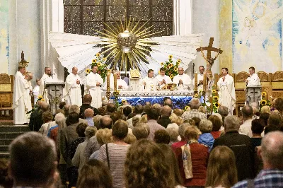 W piątek 13 września przeżywaliśmy uroczyste Nabożeństwo Fatimskie. Mszy Świętej przewodniczył ks. Jacek Pasela. Kazanie wygłosił ks. Michał Domasik. O godz. 18.40 zostały przedstawione prośby i podziękowania do Matki Bożej Fatimskiej, w intencji których sprawowana była także Msza Święta. Śpiewał chór z parafii pw. Św. Jadwigi Królowej pod dyrekcją Marcina Kaławaja. Po Mszy Świętej wyruszyła procesja z figurą Matki Bożej i relikwiami świętych Dzieci Fatimskich. Nabożeństwo zakończył Apel Jasnogórski. Dziękujemy parafii pw. Św. Jadwigi Królowej za przygotowanie liturgii oraz parafii pw. Michała Archanioła za prowadzenie modlitwy różańcowej. fot. Joanna Prasoł 