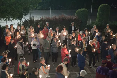 "Gwiazdo śliczna, wspaniała, o fatimska Maryja! Do Ciebie się uciekamy, o Maryjo, Maryjo!" Słowami tej pieśni licznie zgromadzeni w katedralnej świątyni wierni rozpoczęli kolejne w tym roku uroczyste nabożeństwo fatimskie. Wrześniowej modlitwie przewodniczyła parafia pw. Św. Michała Archanioła w Rzeszowie. Wielu parafian przybyło do Katedry w pieszej pielgrzymce pod przewodnictwem księdza Czesława Matuły. Przed Mszą Świętą, przy figurze Pani Fatimskiej, dk. Marcin Murawski odczytał liczne prośby i podziękowania do Matki Bożej. Uroczystej Eucharystii przewodniczył oraz Słowo Boże wygłosił proboszcz parafii pw. Św. Michała Archanioła w Rzeszowie - ks. Michał Bator. Kaznodzieja ukazał wartość i moc modlitwy. Za wzór postawił setnika, który spotyka się z czułym Jezusem. Tak jak Bóg znał potrzeby setnika, tak samo zna i nasze potrzeby i problemy. Jednak, jak przypomniał ks. Michał, każdy z nas musi przyjąć postawę setnika: uznać swój grzech i swoją niemoc. Wtedy Bóg będzie mógł działać w naszym życiu. W dalszej części homilii kaznodzieja przypomniał sylwetkę błogosławionej matki Elżbiety Czackiej, będącej dla nas wzorem cierpliwości i oczekiwania. Potrzebujemy czasu, aby łaska Boża przemieniła nasze serce – przypomniał kaznodzieja. Ta cierpliwość pomaga odkrywać Boży plan na nasze życie. Po zakończeniu Eucharystii wszyscy zgromadzeni wyruszyli w procesji różańcowej z figurą Matki Bożej Fatimskiej oraz relikwiami błogosławionych Hiacynty i Franciszka. Wierni prosili, aby Boże słowo wypełniało się w ich codzienności. Tej części nabożeństwa przewodniczył ks. Jakub Oczkowicz wraz z przedstawicielami parafii pw. Św. Michała Archanioła. Wspólną modlitwę zakończyło odśpiewanie Apelu Jasnogórskiego oraz adoracja Najświętszego Sakramentu. Na koniec ks. Krzysztof Gołąbek – proboszcz Katedry, dziękując wszystkim za obecność i wspólne czuwanie przy Matce Bożej, zaprosił na ostatnie w tym roku, październikowe nabożeństwo fatimskie.  fot. Małgorzata Ryndak