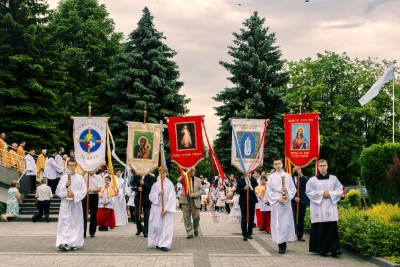 W piątek (11 czerwca) obchodziliśmy Uroczystość Najświętszego Serca Pana Jezusa - nasz odpust parafialny. Dziękujemy za tak liczny udział! Kazania odpustowe wygłosił ks. dziekan Krzysztof Szopa, proboszcz parafii Osobnica, były wikariusz naszej parafii. O godz. 18.00 uroczystej Mszy Świętej przewodniczył bp Jan Ozgi z Kamerunu (wikariusz katedralny w latach 1981-1985). Podczas Mszy Świętej zaśpiewał Katedralny Chór Chłopięco-Męski Pueri Cantores Resovienses i zagrała orkiestra dęta.  fot. Joanna Prasoł