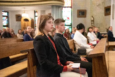 9 kwietnia w Katedrze 42 młodych osób z parafii katedralnej oraz 14 parafii Matki Bożej Częstochowskiej w Rzeszowie (Drabinianka) otrzymało sakrament bierzmowania, którego udzielił bp Jan Wątroba.
Przygotowania młodzieży trwały 2 lata, a odbywały się pod okiem ks. Krzysztofa, ks. Pawła, ks. Szczepana, s. Ewy oraz pani Agnieszki i obejmowały m.in. katechezy, spotkania formacyjne, a także przystąpienie do sakramentu pokuty. We wtorkowy wieczór kandydaci wraz ze swoimi świadkami, rodzicami, chrzestnymi czy też dziadkami zgromadzili się w Katedrze, by prosić o dary Ducha Świętego, umacniające w mężnym wyznawaniu wiary i postępowaniu według jej zasad.
Wszystkich zgromadzonych w świątyni przywitał ks. Krzysztof Gołąbek – proboszcz parafii katedralnej. Mszę Świętą koncelebrowali także ks. Tadeusz Pindara – proboszcz parafii Matki Bożej Częstochowskiej oraz kapłani posługujący w obydwu parafiach.
Następnie prośbę o udzielenie sakramentu bierzmowania zgromadzonym młodym oraz o modlitwę skierowali do Księdza Biskupa rodzice kandydatów.
W homilii bp Jan zachęcił młodych, aby w tym wyjątkowym dniu obrali Ducha Świętego za życiowego przewodnika towarzszącego im przy ważnych wyborach czy podchodzeniu do egzaminów – także tych życiowych. Wyjaśnił również znaczenie imienia Ducha Świętego – Paraklet – które tłumaczone z jęz. greckiego oznacza obrońcę, adwokata – nigdy prokuratora, nawet nie sędziego.
Będziecie moimi świadkami, gdy was umocni Duch Święty – mówi Pan Jezus. Niech nie będzie niedzieli i uroczystości bez udziału we Mszy Świętej – to jest moment dawania świadectwa. Właśnie przez zaangażowane, pełne uczestnictwo w najpiękniejszej modlitwie, jaką ma Kościół, czyli w Mszy Świętej, zdacie egzamin ze swojej dojrzałości chrześcijańskiej.
Na koniec celebrans odwołał się do obchodzonej poprzedniego dnia Uroczystości Zwiastowania Pańskiego i postawy Maryi wobec planu Bożego w Jej życiu oraz drogi, przez którą prowadził Ją Duch Święty. Podkreślił, że właśnie Maryja uczy, jak być uczennicą Ducha Świętego.
Po homilii miało miejsce odnowienie przyrzeczeń chrzcielnych. Następnie odbyła się najważniejsza część uroczystości – modlitwa Księdza Biskupa oraz namaszczenie krzyżmem każdego kandydata.
Sakrament bierzmowania jest koniecznym dopełnieniem sakramentu chrztu i wiąże się również z obraniem konkretnego patrona, którego życie i przymioty są wzorem dla młodego człowieka otrzymującego Ducha Świętego. Kandydat do bierzmowania ma więc okazję wybrać sobie świętego czy błogosławionego, którego droga do świętości najbardziej go zachwyciła. Może być to patron, którego imię nosi już od chrztu; może też wybrać sobie drugiego patrona. 
W związku z tym podczas namaszczenia krzyżmem biskup zwraca się do bierzmowanego nowo wybranym imieniem.
Po liturgii sakramentu bierzmowania miała miejsce modlitwa powszechna i liturgia eucharystyczna. Na koniec młodzi złożyli podziękowania Księdzu Biskupowi, Księżom Proboszczom oraz wszystkim, którzy poprzez swój wkład, posługę i zaangażowanie przyczynili się do przygotowania oraz przeżycia tej wyjątkowej uroczystości. Pamiątką było wspólne zdjęcie po zakończonej Mszy Świętej.
Posługę muzyczną w czasie uroczystości pełniła Katedralna Schola Liturgiczna pod dyrekcją ks. Juliana Wybrańca.

fot. Leszek Drzał
