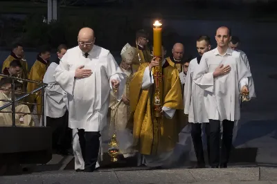 16 kwietnia 2022 r. bp Jan Wątroba przewodniczył liturgii Wigilii Paschalnej w naszej Katedrze. Podczas Mszy Świętej trzy osoby: Justyna, Anna i Nikola przyjęły sakrament chrztu, bierzmowania i Eucharystii.
fot. Joanna Prasoł