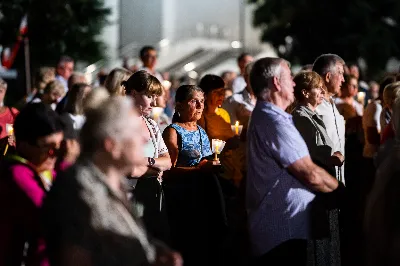 W środę 13 września przeżywaliśmy kolejne w tym roku Nabożeństwo Fatimskie. O godz. 18.40 zostały przedstawione prośby i podziękowania do Matki Bożej Fatimskiej, w intencji których sprawowana była także Msza Święta. Eucharystii przewodniczył i homilię wygłosił ks. Marek Kotwa – wikariusz parafii pw. Św. Michała Archanioła w Rzeszowie. Po Mszy Świętej wyruszyła procesja z figurą Matki Bożej, podczas której modlitwę różańcową prowadzili przedstawiciele parafii pw. Św. Jadwigi Królowej wraz ze swoimi duszpasterzami: ks. Tomaszem Gałuszką oraz ks. Łukaszem Mariuszycem, zaś figurę Matki Bożej nieśli przedstawiciele Bractwa św. Michała Archanioła, Rycerzy Kolumba oraz Związku Strzeleckiego "Strzelec". Modlitwę ubogaciła obecność Orkiestry Dętej pod dyrekcją Tadeusza Cielaka. Nabożeństwo zakończył Apel Jasnogórski. fot. Jola Warchoł