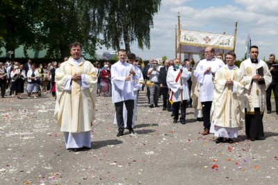 W uroczystość Najświętszego Ciała i Krwi Chrystusa Mszy Świętej w naszej Katedrze przewodniczył ks. proboszcz Krzysztof Gołąbek. Homilię wygłosił ks. Krzysztof Golas - wikariusz katedralny. Po zakończeniu liturgii wyruszyła procesja eucharystyczna do czterech ołtarzy rozmieszczonych wokół Katedry. fot. Joanna Prasoł