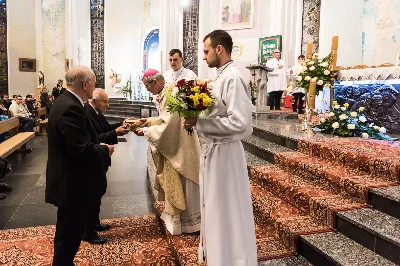 We wtorek 22.10.2019 r. w liturgiczne wspomnienie św. Jana Pawła II bp Jan Wątroba poświęcił ołtarz-relikwiarium ku czci Świętego Papieża na Mszy Świętej o godz. 18.00 jako dar parafian na 100-lecie urodzin Karola Wojtyły. 20 minut przed Mszą Świętą nasz Chór Katedralny Pueri Cantores Resovienses pod dyrekcją Marcina Florczaka wykonał koncert dedykowany św. Janowi Pawłowi II. Po Mszy Świętej Akcja Katolicka naszej parafii poprowadziła różaniec z Ojcem Świętym Janem Pawłem II przy Jego relikwiach. Fot. Dariusz Kamiński (https://fotografiarzeszow.com.pl/) 