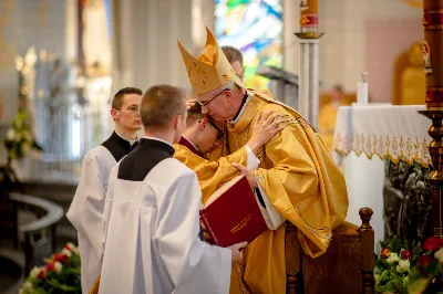 „Na swoje życie i swoje kapłaństwo trzeba popatrzeć w świetle Bożej miłości. Inaczej go nie pojmiemy ani my, ani ci, którzy będą na nas patrzeć” – mówił bp Jan Wątroba podczas Mszy św. z udzieleniem święceń prezbiteratu. 4 czerwca 2022 r. w kościele katedralnym jedenastu diakonów diecezji rzeszowskiej przyjęło sakrament kapłaństwa.
Do grona neoprezbiterów diecezji rzeszowskiej należą: ks. Sebastian Bełz z parafii w Nienadówce, ks. Krzysztof Lampart z parafii w Rudnej Wielkiej, ks. Mateusz Łachmanek z parafii w Lipinkach, ks. Karol Migut z parafii w Jasionce, ks. Marcin Murawski z parafii katedralnej w Rzeszowie, ks. Adrian Pazdan z parafii w Zagorzycach, ks. Tomasz Sienicki z parafii w Bieździedzy, ks. Dominik Świeboda z parafii w Palikówce, ks. Piotr Wąsacz z parafii bł. Władysława Findysza w Rzeszowie, ks. Mateusz Wojtuń z parafii w Święcanach oraz ks. Wiktor Zoła z parafii w Cieklinie.
Mszy św. przewodniczył i święceń udzielił bp Jan Wątroba. Eucharystię koncelebrowało około osiemdziesięciu księży, m.in: przełożeni Wyższego Seminarium Duchownego w Rzeszowie oraz proboszczowie i wikariusze z parafii rodzinnych neoprezbiterów. W Mszy św. uczestniczył abp Edward Nowak, bp Kazimierz Górny i bp Edward Białogłowski.
Zebranych w kościele katedralnym powitał ks. Krzysztof Gołąbek, proboszcz parafii.
W homilii bp Jan Wątroba nawiązał do słów z Ewangelii według św. Jana w których Chrystus tłumaczy co to znaczy być dobrym pasterzem. „Być kapłanem w Kościele Chrystusowym to znaczy mieć udział w Jego pasterskiej misji i stale upodabniać się do Dobrego Pasterza, który zna owce, karmi je, broni i jest gotów oddać życie dla ich dobra” – mówił hierarcha.
Po homilii odbył się obrzędy święceń: przyrzeczenie czci i posłuszeństwa Biskupowi Ordynariuszowi, Litania do Wszystkich Świętych podczas której kandydaci leżeli krzyżem, nałożenie rąk, modlitwa święceń oraz namaszczenie rąk krzyżmem i wręczenie chleba i wina. Podczas Liturgii Eucharystycznej nowo wyświęceni po raz pierwszy wyciągnęli dłonie nad chlebem i winem wypowiadając słowa konsekracji.
Na zakończenie Mszy św. ks. Tomasz Sienicki, podziękował w imieniu nowo wyświęconych wszystkim, którzy przyczynili się do przygotowania ich do kapłaństwa. Słowa wdzięczności, m.in. przełożonym Wyższego Seminarium Duchownego w Rzeszowie i rodzicom neoprezbiterów, wypowiedział bp Jan Wątroba. 
W drodze do zakrystii neoprezbiterzy zatrzymali się przy figurze Matki Bożej Fatimskiej zawierzając swoje kapłaństwo Matce Bożej.
W niedzielę, 5 czerwca, w Uroczystość Zesłania Ducha Świętego, neoprezbiterzy będą sprawować w swoich rodzinnych parafiach uroczyste Msze św. prymicyjne, a w najbliższych tygodniach otrzymają skierowania do parafii.

Fot. ks. Jakub Nagi oraz biala-wrona.pl
