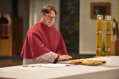W Katedrze Rzeszowskiej podczas I Nieszporów Uroczystości św. Józefa Oblubieńca NMP odbył się obrzęd instalacji nowych kanoników Kapituły Katedralnej w Rzeszowie. Liturgii Nieszporów przewodniczył ks. Krzysztof Gołąbek, proboszcz Katedry i prepozyt Kapituły Katedralnej, który wygłosił również homilię. Uroczystości rozpoczęły się od odczytania przez ks. Gołąbka dekretu bp. Jana Wątroby o włączeniu nowych członków do grona Kapituły. Następnie nowi kanonicy złożyli wyznanie wiary oraz przysięgę wierności przy obejmowaniu urzędu wykonywanego w imieniu Kościoła.

Do grona kanoników katedralnych dołączyli: ks. dr Paweł Synoś – Wikariusz Biskupi do spraw duchowieństwa diecezjalnego, ks. Prałat dr Piotr Tarnawski – Sekretariat Stanu Stolicy Apostolskiej, ks. dr Marek Story – Dykasteria Nauki Wiary w Watykanie, ks. dr Stanisław Kamiński – Wikariusz Biskupi do spraw życia konsekrowanego, proboszcz Parafii św. Józefa w Głogowie Małopolskim, ks. kanonik Stanisław Jamiński – proboszcz Parafii NNMP w Rzeszowie – Staroniwa, ks. kanonik Tadeusz Pindara – proboszcz Parafii Matki Bożej Częstochowskiej w Rzeszowie, ks. dr Przemysław Drąg – proboszcz Parafii pw. Trójcy Przenajświętszej w Głogowie Małopolskim.

W diecezji rzeszowskiej istnieje kapituła katedralna i cztery kapituły kolegiackie: biecka, jasielska, kolbuszowska i strzyżowska. Historycznie kanonicy byli księżmi stanowiącymi grupę skupioną wokół biskupa miejsca, których zadaniem było pomaganie mu w zarządzaniu lokalnym Kościołem. Obowiązani byli określoną regułą, czyli kanonem praw, stąd właśnie pochodzi nazwa kanonik.

Poszczególne kapituły mają swoje charakterystyczne stroje, którymi wyróżniają się od pozostałych duchownych. Strojem kanoników kapitulnych jest sutanna z obszywkami i guzikami koloru fioletowego, pas fioletowy, następnie rokieta, mucet (fioletowa pelerynka) lub mantolet oraz łańcuch z dystynktorium. Fot. ks. Jakub Oczkowicz