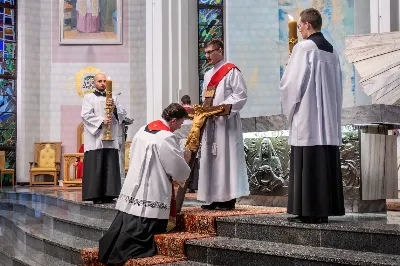 Liturgia Męki Pańskiej rozpoczęła się od procesji wejścia w zupełnej ciszy i gestu prostracji – pokornego padnięcia twarzą do ziemi głównego celebransa – Biskupa Rzeszowskiego Jana Wątroby. Drugim etapem nabożeństwa była Liturgia Słowa. Jej centrum stanowiła Męka Pańska w relacji wg św. Jana – odśpiewana przez ks. Juliana Wybrańca, kl. Dawida Piroga oraz kl. Karola Baraniewicza, z partiami tłumu wykonanymi przez Katedralny Chór Chłopięco-Męski Pueri Cantores Resovienses (tenory i basy), pod dyrekcją ks. dra Andrzeja Widaka we współpracy z Angelą Pacutą i Edytą Kotulą, dyrygentkami chóru.

W homilii bp Jan Wątroba zapraszał do odczytania na nowo sensu krzyża Jezusa i Jego Orędzia.

Trzecią częścią liturgii była adoracja krzyża. W pierwszej kolejności krzyż adorowali poprzez ucałowanie: Ksiądz Biskup, księża z Wyższego Seminarium Duchownego w Rzeszowie, księża katedralni oraz siostry zakonne. Następnie hołd krzyżowi oddali wszyscy wierni, wpatrując się w krzyż trzymany przez ks. Krzysztofa Gołąbka, proboszcza katedry.

Ostatnią częścią liturgii był obrzęd Komunii św. zakończony przeniesieniem Pana Jezusa w monstrancji do tzw. Bożego grobu. W tym roku dekoracja grobu nawiązuje do przeżywanego roku duszpasterskiego pt. „Wierzę w Kościół Chrystusowy”. Projekt autorstwa ks. Pawła Wójcika, wikariusza katedralnego, zachęca do pogłębienia relacji z Jezusem i jak wzywa napis umieszczony na grobie do „zakorzenienia w Kościele Chrystusa”.
fot. Joanna Prasoł 