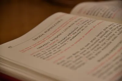 Mszy św. w Środę Popielcową na rozpoczęcie Wielkiego Postu w katedrze rzeszowskiej przewodniczył bp Jan Wątroba. Eucharystię koncelebrowali: ks. Łukasz Cyrnek, ks. Krzysztof Golas, ks. Krzysztof Gołąbek, ks. Sławomir Jeziorski, ks. Dominik Kiełb, ks. Jakub Nagi i ks. Nikodem Rybczyk.
Homilię wygłosił ks. Julian Wybraniec, wikariusz parafii katedralnej. Kaznodzieja w rozważaniu mówił o symbolice popiołu, którym w Środę Popielcową posypuje się głowy uczestników liturgii.
Po homilii odbył się obrzęd wybrania i wpisania imion do księgi katechumenów dwóch kobiet, które, jako dorosłe, przygotowują się do przyjęcia sakramentów inicjacji chrześcijańskiej.
Następnie odbył się obrzęd posypania popiołem.
Podczas Mszy św. posługę muzyczną pełniła Katedralna Schola Liturgiczna. Eucharystia była transmitowana przez Katolickie Radio VIA.
fot. ks. Jakub Oczkowicz