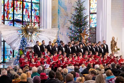 W niedzielę 22 stycznia 2023 r. podczas Mszy Świętej o godz. 12.00 posługę muzyczną podjął nasz Katedralny Chór Chłopięco-Męski „Pueri Cantores Resovienses” pod dyrekcją Edyty Kotuli oraz Angeliki Pacuty. Po Eucharystii miał miejsce koncert Chóru, w którego programie znalazł się bogaty repertuar kolęd, pastorałek i bożonarodzeniowych pieśni. 
Podczas koncertu wystąpili gościnnie: sopranistka – Katarzyna Bembenek wraz z akompaniatorem – Grzegorzem Mazurem oraz skrzypek Paweł Dubiel, któremu towarzyszył chórzysta i pianista – Maksymilian Rogóż.
fot. Joanna Prasoł
