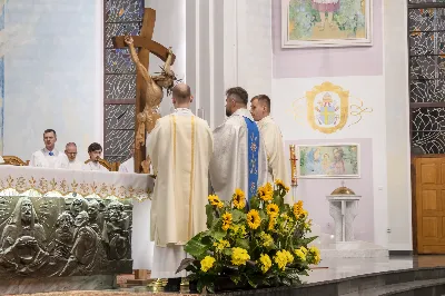 Wrześniowe nabożeństwo fatimskie, będące odpowiedzią na wezwanie Maryi do modlitwy i pokuty, odbyło się w ubiegły wtorek, 13 dnia miesiąca. Tym razem w Katedrze Rzeszowskiej zostało przygotowane przez parafie św. Michała Archanioła oraz św. Jadwigi Królowej.
Nabożeństwo rozpoczęło się odczytaniem próśb i podziękowań do Matki Bożej Fatimskiej, w intencji których następnie sprawowana była Msza Święta. Uroczystej, koncelebrowanej liturgii przewodniczył ks. Tomasz Gałuszka – wikariusz parafii św. Jadwigi.
Słowo Boże wygłosił ks. Grzegorz Kot – Diecezjalny Duszpasterz Trzeźwości i Osób Uzależnionych. Nawiązał do liturgii słowa z dnia, podkreślając trafne powiązanie z Tajemnicą Fatimską. „Niejedna matka dzisiaj płacze, jak owa kobieta z Nain, nad śmiercią swojego dziecka. Niejedna matka płacze, patrząc na pogubienie swojego dziecka – że życie mu nie wychodzi, że się poplątało, że nie chodzi do kościoła, nie modli się. Ową matką jest również Kościół, który płacze, kiedy się gubimy, kiedy w naszym sercu zaczyna kiełkować grzech i zaczynamy odchodzić. Trzeba nam stanąć w prawdzie i uderzyć się we własne piersi – i po to tu jesteśmy, aby modlitwą różańcową złożyć zadośćuczynienie za grzechy swoje i całego świata”.
„To nabożeństwo winno nas wprowadzać w osobistą retrospekcję, rachunek sumienia – czy oby jestem bratem dla brata? Bo może w moje serce wkradło się porównywanie, osądzanie, obmowa wobec tych, którzy się pogubili na drogach swojego życia” – mówił dalej ks. Grzegorz.
Kaznodzieja zachęcał do odpowiedzi na wołanie Matki Bożej w Fatimie i porzucenie obaw, strachu i niepewności. „Może nam się wydawać, gdyby Bóg na naszych oczach dotknął trumny, kogoś wskrzesił, byłoby nam łatwiej wierzyć. Nic bardziej mylnego. Wystarczy zerknąć na Łazarza i bogacza, wołającego: Ojcze Abrahamie, poślij kogoś z umarłych do żyjących, a na pewno uwierzą. Poślij kogoś. Bóg posyła Matkę do dzieci w Fatimie, a idąc dalej – posyła dzieci. O co prosi Matka Boża w Fatimie? O pokutę i różaniec. Trzecia Tajemnica Fatimska może przerażać, ale tych, co wierzą, nie powinna. Jeżeli w Twoim sercu jest wiara, nie stanie ci się krzywda”.
Po zakończonej liturgii Mszy Świętej wierni polecali swoje intencje w modlitwie różańcowej przy figurze Matki Bożej Fatimskiej. Modlitwę prowadzili ks. Rafał Kłos (wikariusz parafii św. Michała Archanioła) oraz diakoni. Ze względu na trwający remont schodów zrezygnowano z procesji. Nabożeństwo zakończono odśpiewaniem Apelu Jasnogórskiego o godz. 21.00. Następnie jeszcze przez godziną trwała indywidualna adoracja Najświętszego Sakramentu.
Posługę muzyczną podjął chór Michael z parafii św. Michała Archanioła w Rzeszowie oraz orkiestra dęta prowadzona przez p. Tadeusza Cielaka. Obecne były także poczty sztandarowe, przedstawiciele Rycerzy Kolumba i Bractwa św. Michała Archanioła.
Ostatnie w tym roku nabożeństwo fatimskie odbędzie się 13 października. W Katedrze Rzeszowskiej będzie prowadzone przez Wyższe Seminarium Duchowne w Rzeszowie.

fot. Joanna Prasoł 