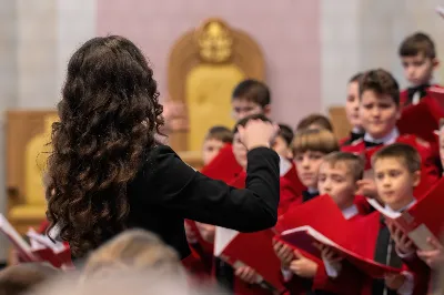 W niedzielę 22 stycznia 2023 r. podczas Mszy Świętej o godz. 12.00 posługę muzyczną podjął nasz Katedralny Chór Chłopięco-Męski „Pueri Cantores Resovienses” pod dyrekcją Edyty Kotuli oraz Angeliki Pacuty. Po Eucharystii miał miejsce koncert Chóru, w którego programie znalazł się bogaty repertuar kolęd, pastorałek i bożonarodzeniowych pieśni. 
Podczas koncertu wystąpili gościnnie: sopranistka – Katarzyna Bembenek wraz z akompaniatorem – Grzegorzem Mazurem oraz skrzypek Paweł Dubiel, któremu towarzyszył chórzysta i pianista – Maksymilian Rogóż.
fot. Joanna Prasoł
