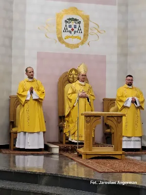 W liturgiczne wspomnienie św. Jana Apostoła (27.12) bp Jan Wątroba przewodniczył Mszy św. w katedrze rzeszowskiej. Eucharystię koncelebrowali abp Edward Nowak, bp Edward Białogłowski, bp Kazimierz Górny, a także ponad 60 kapłanów, którzy wraz z wiernymi modlili się w intencji Biskupa Rzeszowskiego z okazji jego imienin.