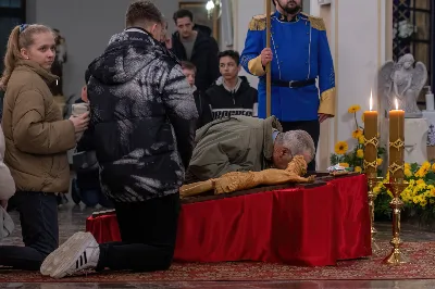 Liturgia Męki Pańskiej rozpoczęła się od procesji wejścia w zupełnej ciszy i gestu prostracji – pokornego padnięcia twarzą do ziemi głównego celebransa – Biskupa Rzeszowskiego Jana Wątroby. Drugim etapem nabożeństwa była Liturgia Słowa. Jej centrum stanowiła Męka Pańska w relacji wg św. Jana – odśpiewana przez ks. Juliana Wybrańca, kl. Dawida Piroga oraz kl. Karola Baraniewicza, z partiami tłumu wykonanymi przez Katedralny Chór Chłopięco-Męski Pueri Cantores Resovienses (tenory i basy), pod dyrekcją ks. dra Andrzeja Widaka we współpracy z Angelą Pacutą i Edytą Kotulą, dyrygentkami chóru.

W homilii bp Jan Wątroba zapraszał do odczytania na nowo sensu krzyża Jezusa i Jego Orędzia.

Trzecią częścią liturgii była adoracja krzyża. W pierwszej kolejności krzyż adorowali poprzez ucałowanie: Ksiądz Biskup, księża z Wyższego Seminarium Duchownego w Rzeszowie, księża katedralni oraz siostry zakonne. Następnie hołd krzyżowi oddali wszyscy wierni, wpatrując się w krzyż trzymany przez ks. Krzysztofa Gołąbka, proboszcza katedry.

Ostatnią częścią liturgii był obrzęd Komunii św. zakończony przeniesieniem Pana Jezusa w monstrancji do tzw. Bożego grobu. W tym roku dekoracja grobu nawiązuje do przeżywanego roku duszpasterskiego pt. „Wierzę w Kościół Chrystusowy”. Projekt autorstwa ks. Pawła Wójcika, wikariusza katedralnego, zachęca do pogłębienia relacji z Jezusem i jak wzywa napis umieszczony na grobie do „zakorzenienia w Kościele Chrystusa”.
fot. Joanna Prasoł 