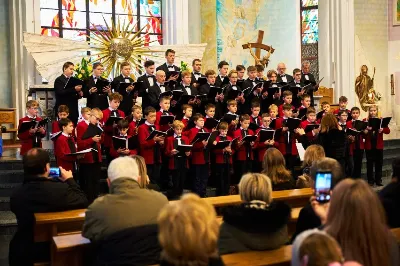 W niedzielę (19 listopada 2023 r.) w Katedrze Rzeszowskiej odbył się Koncert pieśni patriotycznych w wykonaniu Katedralnego Chóru Chłopięco-Męskiego "Pueri Cantores Resovienses". Chórem dyrygowała Aleksandra Fiołek-Matuszewska. Fot. Adam Bukowiński