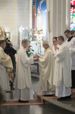 W Wielki Czwartek o godz. 10.00 w naszej Katedrze bp Jan Wątroba przewodniczył Mszy Krzyżma. Jest ona wyrazem jedności i wspólnoty duchowieństwa diecezji. Podczas tej Mszy Świętej biskup poświęcił olej chorych, katechumenów oraz olej krzyżma. Księża koncelebrujący z biskupem Eucharystię odnowili przyrzeczenia kapłańskie.
W koncelebrze wzięli udział bp Kazimierz Górny, bp Edward Białogłowski oraz 204 kapłanów z całej diecezji. W Eucharystii wzięli również udział licznie zebrani ministranci, lektorzy, animatorzy, ceremoniarze, członkowie scholi parafialnych i dziewczęcej służby maryjnej.
Podczas Mszy Świętej zaśpiewał chór Wyższego Seminarium Duchownego pod dyrekcją ks. dra Andrzeja Widaka. Przy organach zasiadł ks. Julian Wybraniec.
Fot. Małgorzata Ryndak