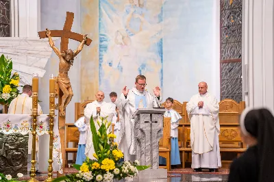 Ponad 100 lat temu, w roku 1917 r. w Fatimie, Matka Boża każdego 13. dnia miesiąca od maja do października objawiała się trójce dzieci: Łucji, Hiacyncie i Franciszkowi. Prosiła ich wówczas o odmawianie modlitwy różańcowej w intencji pokoju na świecie i nawrócenia grzeszników. Wzorem tych wydarzeń w wielu parafiach w Polsce i na świecie prowadzone są nabożeństwa fatimskie. Nie inaczej jest w rzeszowskiej katedrze, gdzie 13 października zakończono cykl tegorocznych spotkań modlitewnych przy figurze Pani Fatimskiej. Wieczór fatimski rozpoczął się o godz. 18:40 odczytaniem próśb i podziękowań do Matki Bożej Fatimskiej. Wcześniej wierni mogli skorzystać z sakramentu pokuty. O godz. 19:00 odprawiono uroczystą Mszę Świętą, której przewodniczył ks. Andrzej Szpaczyński – ojciec duchowny w Wyższym Seminarium Duchownym w Rzeszowie. Wygłosił on także homilię, w której nawiązał do liturgii słowa z dnia, przyrównując ją do myślenia współczesnego człowieka. „Jezus mówi do nas «Kto nie jest ze mną, jest przeciwko mnie». Można pomyśleć: jestem teraz w kościele, modlę się, spowiadam, przyjmuję sakramenty, ale czy rzeczywiście jestem z Jezusem czy tylko z Nim bywam? Czy jestem w Jego obecności cały czas czy jedynie bywam z Nim przez pewne chwile w ciągu dnia? Być z Jezusem to być po Jego stronie, mieć podobne myślenie, jak On, które przejawia się w czynach, podejmowanych decyzjach, a także w patrzeniu na drugiego. To wiara jest filtrem, który pozwala zobaczyć w drugim człowieku nie przeciwnika, ale brata – nawet jeśli jest on inny lub myśli inaczej. Wiara może pomagać wchodzić z nim w relację. Warto zadać sobie pytanie: czy mam w sobie ten filtr, ten sposób patrzenia, dzięki któremu jestem po stronie Jezusa?”. Następnie celebrans przywołał wydarzenia z portugalskiego miasteczka: „Choć nie jesteśmy świadkami cudu słońca, który zobaczył dziesięciotysięczny tłum 13 października 1917 w Fatimie, to słyszymy dzisiaj wezwanie do nawrócenia i pokuty. Każdy z nas jest wezwany, by się nawracać. Być może nawróceniu powinno ulec nasze spojrzenie na innych, by zobaczyć w nich dobro, a na świat patrzeć z wiarą”. Mszę Świętą koncelebrowali ks. Bogusław Babiarz – dyrektor administracyjny WSD w Rzeszowie, ks. Krzysztof Gołąbek – proboszcz parafii katedralnej oraz ks. Michał Rurak – katedralny wikariusz. Posługę w czasie liturgii pełnili alumni rzeszowskiego seminarium, którzy wraz z diakonem Łukaszem prowadzili także modlitwę różańcową z rozważaniami opartymi o historię błogosławionej rodziny Ulmów. Korzystając z ciepłej, jesiennej pogody po zakończonej Mszy Świętej odbyła się procesja na placu przed świątynią z figurą Pani Fatimskiej. Wierni z świecami w rękach zawierzali siebie, swoje rodziny i wszelkie troski w modlitwie różańcowej. Duchowo łączyli się z nimi słuchacze katolickiego radia VIA, które transmitowało całe nabożeństwo. Przed wyśpiewaniem Apelu Jasnogórskiego ks. Krzysztof, proboszcz parafii katedralnej, podsumował tegoroczne nabożeństwa fatimskie, dziękując wiernym za uczestnictwo w uwielbieniu Boga za przyczyną Pani Fatimskiej. W sposób szczególny podziękowania skierował do braci alumnów z roku propedeutycznego, życząc, aby modlitwa przy figurze Matki Bożej z Fatimy umacniała rozeznawanie drogi ich powołania. Wyrazy wdzięczności popłynęły w stronę kapłanów z dekanatu Rzeszów-Katedra, sióstr zakonnych, orkiestry pod batutą Tadeusza Cielaka, która uświetniała każde z tegorocznych nabożeństw oraz słuchaczy katolickiego radia VIA. Do godz. 22:00 w świątyni trwała adoracja Najświętszego Sakramentu, w której wierni licznie uczestniczyli. Od listopada do kwietnia 13. dnia miesiąca w świątyni katedralnej prowadzona jest modlitwa różańcowa przy figurze Matki Bożej Fatimskiej o godz. 17:30. Niech wezwanie Maryi do codziennej modlitwy różańcowej przyświeca nam nie tylko w październiku i przy okazji nabożeństw fatimskich, ale każdego dnia. 
tekst: Angelika Karnasiewicz 
fot. Jola Warchoł