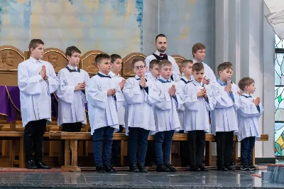 W III niedzielę Wielkiego Postu, 3 marca, podczas Mszy Świętej o godz. 12.00 ks. Krzysztof Gołąbek - proboszcz naszej Katedry, przyjął do grona Liturgicznej Służby Ołtarza dwunastu chłopców. Po odpowiednim przygotowaniu, pod czujnym okiem ks. Pawła Wójcika – opiekuna ministrantów oraz ceremoniarza Rafała Waszczaka i animatorów-praktykantów, otrzymali stopień ministranta choralisty, po raz pierwszy mogli ubrać kołnierzyki, a także otrzymali legitymacje ministranckie. To wielka radość dla naszej parafii. Gratulujemy chłopcom odwagi oraz życzymy wytrwałości w tym pięknym powołaniu, jakim jest służba przy Ołtarzu Pana Jezusa. Podczas Mszy Świętej zaśpiewała Dziewczęca Schola Katedralna.
Zapraszamy wszystkich chętnych chłopców do wstąpienia w szeregi katedralnej Liturgicznej Służby Ołtarza. Zainteresowanych prosimy o kontakt z ks. Pawłem Wójcikiem.
Rafał Waszczak
fot. Joanna Prasoł