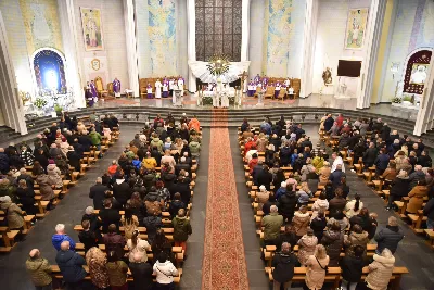 Mszy św. w Środę Popielcową na rozpoczęcie Wielkiego Postu w katedrze rzeszowskiej przewodniczył bp Jan Wątroba. Eucharystię koncelebrowali: ks. Łukasz Cyrnek, ks. Krzysztof Golas, ks. Krzysztof Gołąbek, ks. Sławomir Jeziorski, ks. Dominik Kiełb, ks. Jakub Nagi i ks. Nikodem Rybczyk.
Homilię wygłosił ks. Julian Wybraniec, wikariusz parafii katedralnej. Kaznodzieja w rozważaniu mówił o symbolice popiołu, którym w Środę Popielcową posypuje się głowy uczestników liturgii.
Po homilii odbył się obrzęd wybrania i wpisania imion do księgi katechumenów dwóch kobiet, które, jako dorosłe, przygotowują się do przyjęcia sakramentów inicjacji chrześcijańskiej.
Następnie odbył się obrzęd posypania popiołem.
Podczas Mszy św. posługę muzyczną pełniła Katedralna Schola Liturgiczna. Eucharystia była transmitowana przez Katolickie Radio VIA.
fot. ks. Jakub Oczkowicz