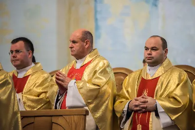 Uroczystość Chrystusa Króla to także święto Akcji Katolickiej i KSM-u. Centralnej uroczystości w Katedrze przewodniczył biskup diecezjalny Jan Wątroba. Eucharystię koncelebrowało 25 księży, wśród nich ks. Stanisław Potera – asystent diecezjalny AK i ks. Tomasz Ryczek – asystent diecezjalny KSM. Po wyznaniu wiary 88 młodych osób złożyło przyrzeczenie Katolickiego Stowarzyszenia Młodzieży. Obrzęd przyrzeczenia prowadził Paweł Grodzki – prezes KSM Diecezji Rzeszowskiej. Ceremonia zakończyła się odśpiewaniem hymnu KSM i zawołaniem: „Przez cnotę, naukę i pracę, służyć Bogu i Ojczyźnie, Gotów!”

Po Komunii św. bp Jan Wątroba, razem z ks. Stanisławem Poterą, wręczył nominacje 20 nowym prezesom oddziałów parafialnych Akcji Katolickiej. Krótkie przemówienia wypowiedzieli kolejno: Jeremi Kalkowski – prezes Zarządu Diecezjalnego Instytutu AK i Paweł Grodzki.

Po Komunii św. wszyscy zebrani uklękli przed Najświętszym Sakramentem. Biskup Ordynariusz odczytał Jubileuszowy Akt Przyjęcia Jezusa Chrystusa za Króla i Pana.

Po Mszy św. bp Jan Wątroba wręczył odznaki i legitymacje nowym członkom KSM.

fot. Fotografiarzeszow