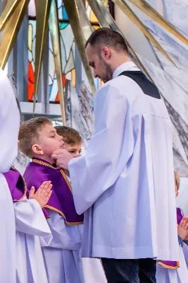 W III niedzielę Wielkiego Postu, 3 marca, podczas Mszy Świętej o godz. 12.00 ks. Krzysztof Gołąbek - proboszcz naszej Katedry, przyjął do grona Liturgicznej Służby Ołtarza dwunastu chłopców. Po odpowiednim przygotowaniu, pod czujnym okiem ks. Pawła Wójcika – opiekuna ministrantów oraz ceremoniarza Rafała Waszczaka i animatorów-praktykantów, otrzymali stopień ministranta choralisty, po raz pierwszy mogli ubrać kołnierzyki, a także otrzymali legitymacje ministranckie. To wielka radość dla naszej parafii. Gratulujemy chłopcom odwagi oraz życzymy wytrwałości w tym pięknym powołaniu, jakim jest służba przy Ołtarzu Pana Jezusa. Podczas Mszy Świętej zaśpiewała Dziewczęca Schola Katedralna.
Zapraszamy wszystkich chętnych chłopców do wstąpienia w szeregi katedralnej Liturgicznej Służby Ołtarza. Zainteresowanych prosimy o kontakt z ks. Pawłem Wójcikiem.
Rafał Waszczak
fot. Joanna Prasoł