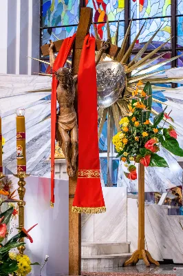 O świcie w Niedzielę Zmartwychwstania została odprawiona uroczysta Mszy św. w rzeszowskiej katedrze. Eucharystię poprzedziła procesja rezurekcyjna z Najświętszym Sakramentem. W oprawie muzycznej celebracji wziął udział katedralny chór chłopięco-męski Pueri Cantores Resovienses oraz katedralna orkiestra dęta.
Dnia 31 marca 2024 r. o godz. 6 w rzeszowskiej katedrze na rozpoczęcie procesji rezurekcyjnej rozbrzmiało zawołanie: „Chrystus zmartwychwstał, prawdziwie zmartwychwstał”. Wyrazem radości paschalnej była procesja z Najświętszym Sakramentem dokoła katedry z udziałem licznie zgromadzonych wiernych, straży grobowej i orkiestry dętej.
Po zakończonej procesji, została odprawiona uroczysta Eucharystia pod przewodnictwem ks. Krzysztofa Gołąbka, prepozyta rzeszowskiej kapituły katedralnej i proboszcza miejscowej wspólnoty parafialnej. Homilię wygłosił ks. Michał Rurak, penitencjarz kapituły, który zachęcał do zgłębiania tajemnicy zmartwychwstania.

„Zmartwychwstania jest czymś jedynym i wyjątkowym w swoim rodzaju. Łatwo napisać i powiedzieć czym zmartwychwstanie nie jest. Ale napisać i powiedzieć czym zmartwychwstanie jest, to zadanie na całe życie, i to nie tylko dla teologa czy księdza. To zadanie dla każdego z nas. Najważniejsze zadanie w życiu, bo ono zdecyduje co z nami będzie” – mówił kaznodzieja.
Ks. Rurak ukazał konsekwencje zmartwychwstania Chrystusa dla każdego wierzącego w kontekście całej historii Boga i człowieka. Mówił: „Zmartwychwstanie nie dotyczy tylko przyszłości, czasu po śmierci. Ono ma także znaczenie dla naszej doczesności. Bo skoro życie ma prowadzić do Zmartwychwstania, to znaczy, że ma wartość samo w sobie, że trzeba je szanować i jak najlepiej przeżyć.”
Na zakończenie Eucharystii transmitowanej przez katolickie Radio „VIA”, katedralny chór chłopięco-męski Pueri Cantores Resovienses pod dyrekcją Aleksandry Fiołek-Matuszewskiej wykonał uroczyste „Alleluja” z oratorium G.F. Haendla. Po zakończonej Mszy św. rezurekcyjnej katedralna orkiestra dęta pod batutą Tadeusza Cielaka odegrała radosne utwory wielkanocne. fot. Joanna Prasoł