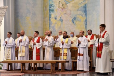 Mszą Świętą w naszej Katedrze rozpoczęły się XVI Mistrzostwa Polski Liturgicznej Służby Ołtarza w piłce nożnej o puchar „KnC”. W rozgrywkach 28 i 29 lipca 2021 r. weźmie udział 72 drużyny z 20 diecezji i 2 prowincji zakonnych. Zawody odbywają się ku pamięci śp. ks. Tomasza Blicharza.  Eucharystii przewodniczył bp Jan Wątroba. Mszę św. koncelebrowało ponad 40 księży – głównie opiekunowie drużyn sportowych z różnych diecezji. W Eucharystii uczestniczyła Stanisława Blicharz i Marcin Blicharz, mama i brat ks. Tomasz Blicharza, któremu dedykowany jest tegoroczny turniej (ks. Blicharz był przez wiele lat duszpasterzem Liturgicznej Służby Ołtarza Diecezji Rzeszowskiej, a także inicjatorem i głównym organizatorem poprzednich edycji mistrzostw LSO, które odbyły się w Rzeszowie w 2016 i 2018 r. Zmarł 17 października 2020 r. w wieku 39 lat). Po Mszy św. sportowcy z Liturgicznej Służby Ołtarza rozjechali się do czterech hal sportowych i na 8 Orlików na terenie Rzeszowa, Łąki, Trzebowniska i Tyczyna.  W zawodach uczestniczy 72 drużyny z 20 diecezji i 2 prowincji zakonnych w Polsce – jest to blisko 800 sportowców. Rywalizacja odbywa się w trzech kategoriach wiekowych: ministrant (roczniki urodzenia 2009-2013), lektor młodszy (2005-2008) i lektor starszy (2000-2004).  Diecezje rzeszowską reprezentują parafie: Gorlice (pw. Narodzenia NMP) i Rzeszów (pw. Bożego Ciała) w kategorii ministrant; Górno, Łowisko i Błażkowa w kategorii lektor młodszy oraz Zaczernie, Cmolas, Hermanowa, Rzeszów (pw. św. Mikołaja) i Tarnowiec w kategorii lektor starszy.  W poniedziałek, 28 czerwca zostaną rozegrane eliminacje. Drugi dzień zawodów również rozpocznie się Mszą św. w rzeszowskiej katedrze – Eucharystii będzie przewodniczył bp Edward Białogłowski. Ceremonię wręczenia nagród i zakończenia przewidziano na godz. 15.00 w Hali Sportowej Młodzieżowego Ośrodka Socjoterapii przy ul. Miłocińskiej w Rzeszowie.  Głównym organizatorem turnieju jest miesięcznik „KnC” – „Króluj nam Chryste”. Gospodarzami są: Diecezja Rzeszowska i Liturgiczna Służba Ołtarza Diecezji Rzeszowskiej.  Tekst i zdjęcia: ks. Tomasz Nowak 