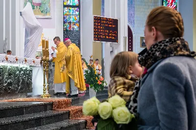 6 kwietnia 2023 r. o godz. 18.00 w Katedrze Rzeszowskiej rozpoczęła się Msza Wieczerzy Pańskiej, której przewodniczył bp Jan Wątroba. W koncelebrze uczestniczyli głównie księża z Parafii Katedralnej i z Wyższego Seminarium Duchownego w Rzeszowie. Po Komunii św. Najświętszy Sakrament przeniesiono do kaplicy adoracji zwanej "ciemnicą" przygotowaną w dolnym kościele Katedry. Podczas liturgii śpiewał Katedralny Chór Chłopięco-Męski "Pueri Cantores Resovienses" pod dyrekcją Edyty Kotuli oraz Angeli Pacuty.
fot. Joanna Prasoł