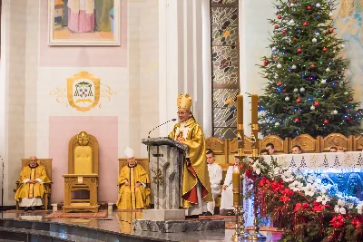 Pasterce w naszej Katedrze przewodniczył bp Jan Wątroba. Czuwanie przed Pasterką prowadziła młodzież naszej parafii. fot. Fotografiarzeszow