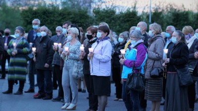 W czwartek 13 maja przeżywaliśmy uroczyste Nabożeństwo Fatimskie. Naszym modlitwom przewodniczył ks. dr Sławomir Jeziorski, prefekt i wykładowca Wyższego Seminarium Duchownego w Rzeszowie. O godz. 18.45 zostały przedstawione prośby i podziękowania do Matki Bożej Fatimskiej, w intencji których sprawowana była także Msza Święta. W koncelebrze uczestniczył ks. Piotr Tarnawski, radca Nuncjatury Apostolskiej w Moskwie, ks. Jan Młynarczyk, emerytowany proboszcz parafii Matki Bożej Królowej Polski i św. Jana Kantego w Sandomierzu i ks. Krzysztof Gołąbek, proboszcz parafii katedralnej i kustosz sanktuarium. Po Mszy Świętej wyruszyła procesja z figurą Matki Bożej. Nabożeństwo zakończył Apel Jasnogórski. fot. Małgorzata Ryndak