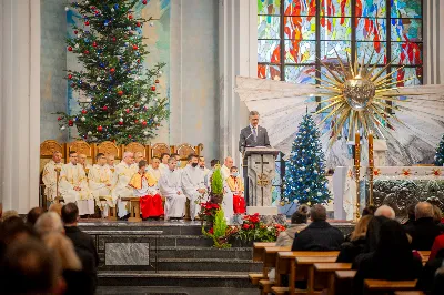 6 stycznia 2022 r., w Uroczystość Objawienia Pańskiego, o godz. 12.00 w katedrze rzeszowskiej została odprawiona Msza św. w intencji bp. Kazimierza Górnego i bp. Edwarda Białogłowskiego, którzy przeżywali kolejno 37. i 34. rocznicę konsekracji biskupich. Mszy św. przewodniczył bp Jan Wątroba. Eucharystię koncelebrował abp Edward Nowak, bp Kazimierz Górny, bp Edward Białogłowski i 30 księży. Podczas Mszy św. śpiewał Katedralny Chór Chłopięco-Męski Pueri Cantores Resovienses. Biskup Kazimierz Górny urodził się 24 grudnia 1937 r. w Lubniu. W 1960 r. przyjął święcenia kapłańskie. 6 stycznia 1985 r. w Bazylice św. Piotra w Rzymie przyjął święcenia biskupie z rąk Jana Pawła II. Jako zawołanie przyjął słowa „Omnia Tibi”. Do 1992 r. pełnił funkcję wikariusza generalnego archidiecezji krakowskiej. Od 1992 do 2013 r. był ordynariuszem diecezji rzeszowskiej. Biskup Edward Białogłowski urodził się 8 stycznia 1947 r. w Rzeplinie. W 1972 r. przyjął święcenia kapłańskie. 6 stycznia 1988 r. w katedrze przemyskiej przyjął święcenia biskupie z rąk bp. Ignacego Tokarczuka. Jako zawołanie przyjął słowa „In virtuti Spiritus Sancti”. Od 1992 r. pełni zadania biskupa pomocniczego diecezji rzeszowskiej. fot. Paulina Lęcznar