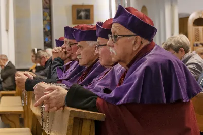 Wrześniowe nabożeństwo fatimskie, będące odpowiedzią na wezwanie Maryi do modlitwy i pokuty, odbyło się w ubiegły wtorek, 13 dnia miesiąca. Tym razem w Katedrze Rzeszowskiej zostało przygotowane przez parafie św. Michała Archanioła oraz św. Jadwigi Królowej.
Nabożeństwo rozpoczęło się odczytaniem próśb i podziękowań do Matki Bożej Fatimskiej, w intencji których następnie sprawowana była Msza Święta. Uroczystej, koncelebrowanej liturgii przewodniczył ks. Tomasz Gałuszka – wikariusz parafii św. Jadwigi.
Słowo Boże wygłosił ks. Grzegorz Kot – Diecezjalny Duszpasterz Trzeźwości i Osób Uzależnionych. Nawiązał do liturgii słowa z dnia, podkreślając trafne powiązanie z Tajemnicą Fatimską. „Niejedna matka dzisiaj płacze, jak owa kobieta z Nain, nad śmiercią swojego dziecka. Niejedna matka płacze, patrząc na pogubienie swojego dziecka – że życie mu nie wychodzi, że się poplątało, że nie chodzi do kościoła, nie modli się. Ową matką jest również Kościół, który płacze, kiedy się gubimy, kiedy w naszym sercu zaczyna kiełkować grzech i zaczynamy odchodzić. Trzeba nam stanąć w prawdzie i uderzyć się we własne piersi – i po to tu jesteśmy, aby modlitwą różańcową złożyć zadośćuczynienie za grzechy swoje i całego świata”.
„To nabożeństwo winno nas wprowadzać w osobistą retrospekcję, rachunek sumienia – czy oby jestem bratem dla brata? Bo może w moje serce wkradło się porównywanie, osądzanie, obmowa wobec tych, którzy się pogubili na drogach swojego życia” – mówił dalej ks. Grzegorz.
Kaznodzieja zachęcał do odpowiedzi na wołanie Matki Bożej w Fatimie i porzucenie obaw, strachu i niepewności. „Może nam się wydawać, gdyby Bóg na naszych oczach dotknął trumny, kogoś wskrzesił, byłoby nam łatwiej wierzyć. Nic bardziej mylnego. Wystarczy zerknąć na Łazarza i bogacza, wołającego: Ojcze Abrahamie, poślij kogoś z umarłych do żyjących, a na pewno uwierzą. Poślij kogoś. Bóg posyła Matkę do dzieci w Fatimie, a idąc dalej – posyła dzieci. O co prosi Matka Boża w Fatimie? O pokutę i różaniec. Trzecia Tajemnica Fatimska może przerażać, ale tych, co wierzą, nie powinna. Jeżeli w Twoim sercu jest wiara, nie stanie ci się krzywda”.
Po zakończonej liturgii Mszy Świętej wierni polecali swoje intencje w modlitwie różańcowej przy figurze Matki Bożej Fatimskiej. Modlitwę prowadzili ks. Rafał Kłos (wikariusz parafii św. Michała Archanioła) oraz diakoni. Ze względu na trwający remont schodów zrezygnowano z procesji. Nabożeństwo zakończono odśpiewaniem Apelu Jasnogórskiego o godz. 21.00. Następnie jeszcze przez godziną trwała indywidualna adoracja Najświętszego Sakramentu.
Posługę muzyczną podjął chór Michael z parafii św. Michała Archanioła w Rzeszowie oraz orkiestra dęta prowadzona przez p. Tadeusza Cielaka. Obecne były także poczty sztandarowe, przedstawiciele Rycerzy Kolumba i Bractwa św. Michała Archanioła.
Ostatnie w tym roku nabożeństwo fatimskie odbędzie się 13 października. W Katedrze Rzeszowskiej będzie prowadzone przez Wyższe Seminarium Duchowne w Rzeszowie.

fot. Joanna Prasoł 