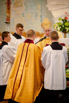 „Na swoje życie i swoje kapłaństwo trzeba popatrzeć w świetle Bożej miłości. Inaczej go nie pojmiemy ani my, ani ci, którzy będą na nas patrzeć” – mówił bp Jan Wątroba podczas Mszy św. z udzieleniem święceń prezbiteratu. 4 czerwca 2022 r. w kościele katedralnym jedenastu diakonów diecezji rzeszowskiej przyjęło sakrament kapłaństwa.
Do grona neoprezbiterów diecezji rzeszowskiej należą: ks. Sebastian Bełz z parafii w Nienadówce, ks. Krzysztof Lampart z parafii w Rudnej Wielkiej, ks. Mateusz Łachmanek z parafii w Lipinkach, ks. Karol Migut z parafii w Jasionce, ks. Marcin Murawski z parafii katedralnej w Rzeszowie, ks. Adrian Pazdan z parafii w Zagorzycach, ks. Tomasz Sienicki z parafii w Bieździedzy, ks. Dominik Świeboda z parafii w Palikówce, ks. Piotr Wąsacz z parafii bł. Władysława Findysza w Rzeszowie, ks. Mateusz Wojtuń z parafii w Święcanach oraz ks. Wiktor Zoła z parafii w Cieklinie.
Mszy św. przewodniczył i święceń udzielił bp Jan Wątroba. Eucharystię koncelebrowało około osiemdziesięciu księży, m.in: przełożeni Wyższego Seminarium Duchownego w Rzeszowie oraz proboszczowie i wikariusze z parafii rodzinnych neoprezbiterów. W Mszy św. uczestniczył abp Edward Nowak, bp Kazimierz Górny i bp Edward Białogłowski.
Zebranych w kościele katedralnym powitał ks. Krzysztof Gołąbek, proboszcz parafii.
W homilii bp Jan Wątroba nawiązał do słów z Ewangelii według św. Jana w których Chrystus tłumaczy co to znaczy być dobrym pasterzem. „Być kapłanem w Kościele Chrystusowym to znaczy mieć udział w Jego pasterskiej misji i stale upodabniać się do Dobrego Pasterza, który zna owce, karmi je, broni i jest gotów oddać życie dla ich dobra” – mówił hierarcha.
Po homilii odbył się obrzędy święceń: przyrzeczenie czci i posłuszeństwa Biskupowi Ordynariuszowi, Litania do Wszystkich Świętych podczas której kandydaci leżeli krzyżem, nałożenie rąk, modlitwa święceń oraz namaszczenie rąk krzyżmem i wręczenie chleba i wina. Podczas Liturgii Eucharystycznej nowo wyświęceni po raz pierwszy wyciągnęli dłonie nad chlebem i winem wypowiadając słowa konsekracji.
Na zakończenie Mszy św. ks. Tomasz Sienicki, podziękował w imieniu nowo wyświęconych wszystkim, którzy przyczynili się do przygotowania ich do kapłaństwa. Słowa wdzięczności, m.in. przełożonym Wyższego Seminarium Duchownego w Rzeszowie i rodzicom neoprezbiterów, wypowiedział bp Jan Wątroba. 
W drodze do zakrystii neoprezbiterzy zatrzymali się przy figurze Matki Bożej Fatimskiej zawierzając swoje kapłaństwo Matce Bożej.
W niedzielę, 5 czerwca, w Uroczystość Zesłania Ducha Świętego, neoprezbiterzy będą sprawować w swoich rodzinnych parafiach uroczyste Msze św. prymicyjne, a w najbliższych tygodniach otrzymają skierowania do parafii.

Fot. ks. Jakub Nagi oraz biala-wrona.pl
