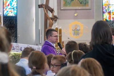 W IV Niedzielę Wielkiego Postu, podczas Mszy Świętej o godz. 12:00, ks. Krzysztof Gołąbek – proboszcz naszej Katedry, przyjął do grona Liturgicznej Służby Ołtarza dziesięciu nowych ministrantów! Po odpowiednim przygotowaniu, pod czujnym okiem ks. Pawła Wójcika oraz animatorów, chłopcy otrzymali stopień ministranta choralisty – po raz pierwszy założyli kołnierzyki i otrzymali legitymacje ministranckie. To wyjątkowy moment i ogromna radość dla naszej wspólnoty! 
Serdecznie gratulujemy chłopcom odwagi oraz życzymy wytrwałości w tej pięknej służbie przy Ołtarzu Pana Jezusa. 
Jeśli chcesz dołączyć do grona ministrantów – serdecznie zapraszamy! Zainteresowanych prosimy o kontakt z ks. Pawłem Wójcikiem.
 fot. Joanna Prasoł