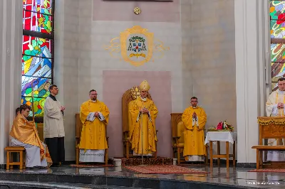 W Wielki Czwartek o godz. 10.00 w naszej Katedrze bp Jan Wątroba przewodniczył Mszy Krzyżma. Jest ona wyrazem jedności i wspólnoty duchowieństwa diecezji. Podczas tej Mszy Świętej biskup poświęcił olej chorych, katechumenów oraz olej krzyżma. Księża koncelebrujący z biskupem Eucharystię odnowili przyrzeczenia kapłańskie. W koncelebrze wzięli udział bp Kazimierz Górny, bp Edward Białogłowski oraz ponad 200 kapłanów z całej diecezji. W Eucharystii wzięli również udział licznie zebrani ministranci, lektorzy, animatorzy, ceremoniarze, członkowie scholi parafialnych i dziewczęcej służby maryjnej. Podczas Mszy Świętej zaśpiewał chór męski pod dyrekcją ks. Andrzeja Widaka. Przy organach zasiadł ks. Julian Wybraniec. fot. Piotr Szorc