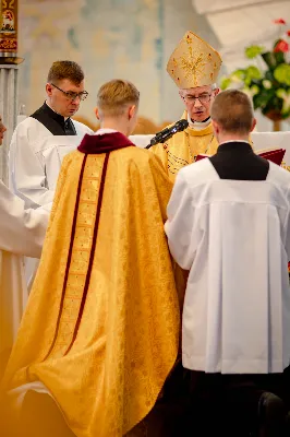 „Na swoje życie i swoje kapłaństwo trzeba popatrzeć w świetle Bożej miłości. Inaczej go nie pojmiemy ani my, ani ci, którzy będą na nas patrzeć” – mówił bp Jan Wątroba podczas Mszy św. z udzieleniem święceń prezbiteratu. 4 czerwca 2022 r. w kościele katedralnym jedenastu diakonów diecezji rzeszowskiej przyjęło sakrament kapłaństwa.
Do grona neoprezbiterów diecezji rzeszowskiej należą: ks. Sebastian Bełz z parafii w Nienadówce, ks. Krzysztof Lampart z parafii w Rudnej Wielkiej, ks. Mateusz Łachmanek z parafii w Lipinkach, ks. Karol Migut z parafii w Jasionce, ks. Marcin Murawski z parafii katedralnej w Rzeszowie, ks. Adrian Pazdan z parafii w Zagorzycach, ks. Tomasz Sienicki z parafii w Bieździedzy, ks. Dominik Świeboda z parafii w Palikówce, ks. Piotr Wąsacz z parafii bł. Władysława Findysza w Rzeszowie, ks. Mateusz Wojtuń z parafii w Święcanach oraz ks. Wiktor Zoła z parafii w Cieklinie.
Mszy św. przewodniczył i święceń udzielił bp Jan Wątroba. Eucharystię koncelebrowało około osiemdziesięciu księży, m.in: przełożeni Wyższego Seminarium Duchownego w Rzeszowie oraz proboszczowie i wikariusze z parafii rodzinnych neoprezbiterów. W Mszy św. uczestniczył abp Edward Nowak, bp Kazimierz Górny i bp Edward Białogłowski.
Zebranych w kościele katedralnym powitał ks. Krzysztof Gołąbek, proboszcz parafii.
W homilii bp Jan Wątroba nawiązał do słów z Ewangelii według św. Jana w których Chrystus tłumaczy co to znaczy być dobrym pasterzem. „Być kapłanem w Kościele Chrystusowym to znaczy mieć udział w Jego pasterskiej misji i stale upodabniać się do Dobrego Pasterza, który zna owce, karmi je, broni i jest gotów oddać życie dla ich dobra” – mówił hierarcha.
Po homilii odbył się obrzędy święceń: przyrzeczenie czci i posłuszeństwa Biskupowi Ordynariuszowi, Litania do Wszystkich Świętych podczas której kandydaci leżeli krzyżem, nałożenie rąk, modlitwa święceń oraz namaszczenie rąk krzyżmem i wręczenie chleba i wina. Podczas Liturgii Eucharystycznej nowo wyświęceni po raz pierwszy wyciągnęli dłonie nad chlebem i winem wypowiadając słowa konsekracji.
Na zakończenie Mszy św. ks. Tomasz Sienicki, podziękował w imieniu nowo wyświęconych wszystkim, którzy przyczynili się do przygotowania ich do kapłaństwa. Słowa wdzięczności, m.in. przełożonym Wyższego Seminarium Duchownego w Rzeszowie i rodzicom neoprezbiterów, wypowiedział bp Jan Wątroba. 
W drodze do zakrystii neoprezbiterzy zatrzymali się przy figurze Matki Bożej Fatimskiej zawierzając swoje kapłaństwo Matce Bożej.
W niedzielę, 5 czerwca, w Uroczystość Zesłania Ducha Świętego, neoprezbiterzy będą sprawować w swoich rodzinnych parafiach uroczyste Msze św. prymicyjne, a w najbliższych tygodniach otrzymają skierowania do parafii.

Fot. ks. Jakub Nagi oraz biala-wrona.pl
