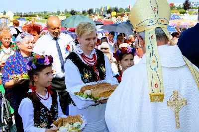 W niedzielę 25.08.2019 r. przy Katedrze Rzeszowskiej odbyły się Dożynki Diecezjalne. Do Parku Papieskiego przyjechało 73 delegacje z wieńcami dożynkowymi. fot. Andrzej Kotowicz