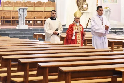 Mszy Świętej w intencji młodzieży w Niedzielę Palmową w naszej Katedrze przewodniczył bp Jan Wątroba. Uroczystości odbyły się w cieniu pandemii koronawirusa przy niemal pustej Katedrze.  fot. ks. Tomasz Nowak