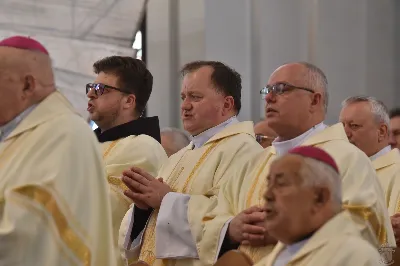 18 maja 2025 r., w katedrze rzeszowskiej celebrowano Eucharystię z okazji 25. rocznicy przyjęcia sakry biskupiej przez bp. Jana Wątrobę. Mszy św. przewodniczył Biskup Rzeszowski, zaś w koncelebrze wzięli udział: abp Józef Michalik, abp Adam Szal, bp Edward Białogłowski, bp Kazimierz Górny, bp Stanisław Jamrozek, bp Marian Rojek, bp Jan Śrutwa oraz kilkudziesięciu kapłanów. W Eucharystii uczestniczyły liczne delegacje osób życia konsekrowanego, przedstawiciele instytucji, fundacji i stowarzyszeń kościelnych. W katedrze rzeszowskiej obecni byli również parlamentarzyści sejmu i senatu, władze wojewódzkie, samorządowe, władze Rzeszowa, rektorzy wyższych uczelni, dyrektorzy instutucji regionalnych, kuratorium oświaty, a także szpitali. Homilię wygłosił bp Edward Białogłowski, biskup pomocniczy senior, który podkreślił, że świętowanie srebrnego jubileuszu Biskupa Rzeszowskiego wpisuje się w przeżywanie Roku Świętego, ale także kolejną rocznicę urodzin św. Jana Pawła II, rocznicę bitwy pod Monte Cassino, inaugurację pontyfikatu Ojca Świętego Leona XIV oraz rocznicę beatyfikacji Józef Sebastiana Pelczara. Na zakończenie liturgii Karolina i Dariusz Kosakowie z dziećmi, jako przedstawiciele diecezjan, przekazali życzenia Jubilatowi. W uroczystej liturgii wzięło udział kilkuset muzyków, chórzystów i członków orkiestr, którzy brali udział w projekcie „Podkarpacie śladami św. Jana Pawła II”. Przedsięwzięcie zostało zorganizowane przez Polski Związek Chórów i Orkiestr – Oddział w Rzeszowie. fot. ks. Jakub Oczkowicz