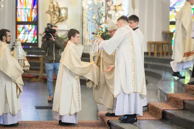 W Wielki Czwartek o godz. 10.00 w naszej Katedrze bp Jan Wątroba przewodniczył Mszy Krzyżma. Jest ona wyrazem jedności i wspólnoty duchowieństwa diecezji. Podczas tej Mszy Świętej biskup poświęcił olej chorych, katechumenów oraz olej krzyżma. Księża koncelebrujący z biskupem Eucharystię odnowili przyrzeczenia kapłańskie.
W koncelebrze wzięli udział bp Kazimierz Górny, bp Edward Białogłowski oraz 179 kapłanów z całej diecezji. W Eucharystii wzięli również udział licznie zebrani ministranci, lektorzy, animatorzy, ceremoniarze, członkowie scholi parafialnych i dziewczęcej służby maryjnej.
fot. Małgorzata Ryndak