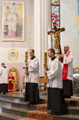 W Wielki Piątek 15.04.2022 r. w Katedrze Rzeszowskiej Liturgii na cześć Męki Pańskiej przewodniczył bp Jan Wątroba.
Mękę naszego Pana Jezusa Chrystusa według świętego Jana śpiewali:
ks. Julian Wybraniec - Jezus
Karol Baraniewicz - Ewangelista
ks. Szczepan Węglowski - Inni
Chór WSD Rzeszów pod dyrekcją ks. dra Andrzeja Widaka
fot. Joanna Prasoł