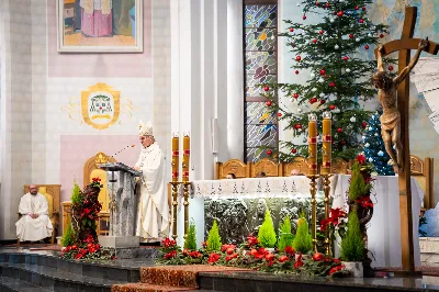 „Nasza wdzięczność jest szczególna wobec osób konsekrowanych za ich czytelne świadectwo wiary i za to, że żyjąc wiarą na co dzień ukazują chrystusowy styl życia” – mówił biskup Jan Wątroba podczas Mszy św. w katedrze rzeszowskiej w święto Ofiarowania Pańskiego. W Eucharystii, z okazji swojego święta patronalnego, uczestniczyły osoby konsekrowane posługujące w diecezji rzeszowskiej.
Mszy św. w katedrze rzeszowskiej przewodniczył bp Jan Wątroba, który modlił się w intencji osób konsekrowanych, przeżywających w święto Ofiarowania Pańskiego (02.02.) swoje święto patronalne. Eucharystię koncelebrował ks. Stanisław Kamiński, wikariusz biskupi ds. zakonnych, a także 9 kapłanów.
Na początku Mszy św. ks. Stanisław Kamiński powitał zebranych i wprowadził w przeżywaną liturgię. Następnie odbył się obrzęd błogosławieństwa świec i procesja z dolnego kościoła do głównej części katedry rzeszowskiej
Homilię wygłosił bp Jan Wątroba, który w pierwszej części, odnosząc się do przeżywanego święta, nawiązał do postawy Matki Najświętszej i św. Józefa. „Maryja uczy nas, że wierność Bogu oznacza wypełnianie prawa Bożego. Ona wypełniła wszystko bez wyjątku. Choć sama nie potrzebowała oczyszczenia, pozostała jednak posłuszna prawu. Skromna, prosta, uboga kobieta, poddana Bogu. W postawie Maryi i Józefa można dostrzec piękną lekcję dla rodziców i wychowawców. Rodzice powinni przedstawiać, czyli zawierzać swoje dzieci Panu Bogu. To jest gest wdzięczności wobec Stwórcy, a także znak wielkiej pokory wobec niełatwej misji rodzicielskiej i wychowawczej. Pełny rozwój człowieka dokonuje się dzięki Bożej łasce, a rodzice powinni się czuć narzędziem Bożej łaski, dlatego powinni często błogosławić swoje dzieci, modlić się za nie i z nimi oraz wciąż na nowo zawierzać je Panu Bogu” – mówił bp Wątroba.
Biskup Rzeszowski odnosząc się do obchodzonego Dnia życia konsekrowanego powiedział: „Trzy elementy wspólnoty: słowo, wierność i otwarcie na Ducha Świętego stanowią istotę życia każdej osoby konsekrowanej. Rozważać słowo Boże, trwać wiernie na modlitwie i być otwartym na to, co Duch Święty chce nam powiedzieć, to wypełnić powołanie do życia konsekrowanego, a jednocześnie wyznać wiarę w Kościół Chrystusowy. Nasza wdzięczność jest szczególna wobec osób konsekrowanych za ich czytelne świadectwo wiary i za to, że żyjąc wiarą na co dzień ukazują chrystusowy styl życia. Towarzyszą nam przez swoją pełną zatroskania miłosierną obecność, ale także przez milczącą obecność przepełnioną modlitwą w intencjach Kościoła, świata, a także poszczególnych osób i wspólnot”.
Po homilii osoby konsekrowane zgromadzone w katedrze odnowiły swoje przyrzeczenia.
Na zakończenie liturgii s. Agata Jakieła CSFN, referentka diecezjalna ds. życia konsekrowanego, podziękowała bp. Janowi Wątrobie za przewodniczenie liturgii i modlitwę w intencji osób życia konsekrowanego.
W Eucharystii w rzeszowskiej katedrze uczestniczyło prawie 100 osób życia konsekrowanego, a pośród nich ojcowie i bracia zakonni, siostry zakonne, wdowy i dziewice konsekrowane oraz członkowie instytutów świeckich. Śpiewy podczas liturgii wykonała Katedralna Schola Liturgiczna pod dyrekcją ks. Juliana Wybrańca, a przy organach zasiadł katedralny organista – Wiesław Siewierski. 

fot. Jola Warchoł