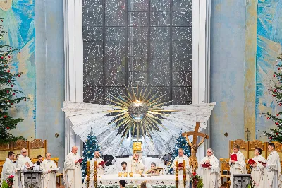 „Nasza wdzięczność jest szczególna wobec osób konsekrowanych za ich czytelne świadectwo wiary i za to, że żyjąc wiarą na co dzień ukazują chrystusowy styl życia” – mówił biskup Jan Wątroba podczas Mszy św. w katedrze rzeszowskiej w święto Ofiarowania Pańskiego. W Eucharystii, z okazji swojego święta patronalnego, uczestniczyły osoby konsekrowane posługujące w diecezji rzeszowskiej.
Mszy św. w katedrze rzeszowskiej przewodniczył bp Jan Wątroba, który modlił się w intencji osób konsekrowanych, przeżywających w święto Ofiarowania Pańskiego (02.02.) swoje święto patronalne. Eucharystię koncelebrował ks. Stanisław Kamiński, wikariusz biskupi ds. zakonnych, a także 9 kapłanów.
Na początku Mszy św. ks. Stanisław Kamiński powitał zebranych i wprowadził w przeżywaną liturgię. Następnie odbył się obrzęd błogosławieństwa świec i procesja z dolnego kościoła do głównej części katedry rzeszowskiej
Homilię wygłosił bp Jan Wątroba, który w pierwszej części, odnosząc się do przeżywanego święta, nawiązał do postawy Matki Najświętszej i św. Józefa. „Maryja uczy nas, że wierność Bogu oznacza wypełnianie prawa Bożego. Ona wypełniła wszystko bez wyjątku. Choć sama nie potrzebowała oczyszczenia, pozostała jednak posłuszna prawu. Skromna, prosta, uboga kobieta, poddana Bogu. W postawie Maryi i Józefa można dostrzec piękną lekcję dla rodziców i wychowawców. Rodzice powinni przedstawiać, czyli zawierzać swoje dzieci Panu Bogu. To jest gest wdzięczności wobec Stwórcy, a także znak wielkiej pokory wobec niełatwej misji rodzicielskiej i wychowawczej. Pełny rozwój człowieka dokonuje się dzięki Bożej łasce, a rodzice powinni się czuć narzędziem Bożej łaski, dlatego powinni często błogosławić swoje dzieci, modlić się za nie i z nimi oraz wciąż na nowo zawierzać je Panu Bogu” – mówił bp Wątroba.
Biskup Rzeszowski odnosząc się do obchodzonego Dnia życia konsekrowanego powiedział: „Trzy elementy wspólnoty: słowo, wierność i otwarcie na Ducha Świętego stanowią istotę życia każdej osoby konsekrowanej. Rozważać słowo Boże, trwać wiernie na modlitwie i być otwartym na to, co Duch Święty chce nam powiedzieć, to wypełnić powołanie do życia konsekrowanego, a jednocześnie wyznać wiarę w Kościół Chrystusowy. Nasza wdzięczność jest szczególna wobec osób konsekrowanych za ich czytelne świadectwo wiary i za to, że żyjąc wiarą na co dzień ukazują chrystusowy styl życia. Towarzyszą nam przez swoją pełną zatroskania miłosierną obecność, ale także przez milczącą obecność przepełnioną modlitwą w intencjach Kościoła, świata, a także poszczególnych osób i wspólnot”.
Po homilii osoby konsekrowane zgromadzone w katedrze odnowiły swoje przyrzeczenia.
Na zakończenie liturgii s. Agata Jakieła CSFN, referentka diecezjalna ds. życia konsekrowanego, podziękowała bp. Janowi Wątrobie za przewodniczenie liturgii i modlitwę w intencji osób życia konsekrowanego.
W Eucharystii w rzeszowskiej katedrze uczestniczyło prawie 100 osób życia konsekrowanego, a pośród nich ojcowie i bracia zakonni, siostry zakonne, wdowy i dziewice konsekrowane oraz członkowie instytutów świeckich. Śpiewy podczas liturgii wykonała Katedralna Schola Liturgiczna pod dyrekcją ks. Juliana Wybrańca, a przy organach zasiadł katedralny organista – Wiesław Siewierski. 

fot. Jola Warchoł